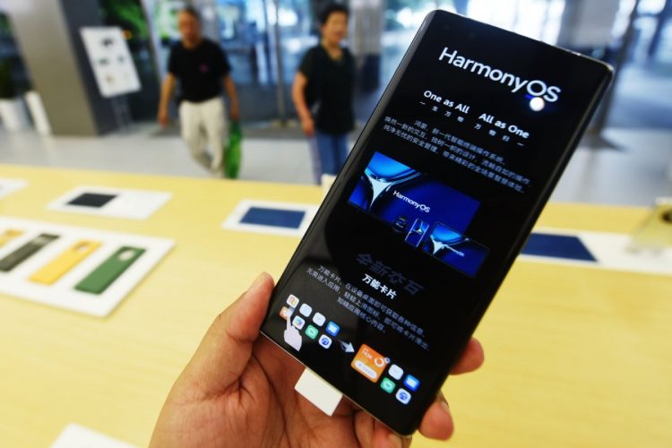 ファーウェイの新OS「Harmony OS2」搭載のスマートフォン（Getty Images）