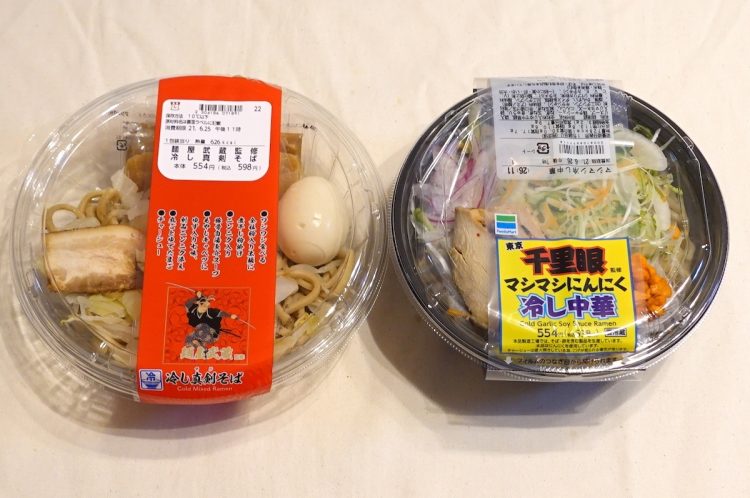 左から、ローソン『麺屋武蔵監修　冷し真剣そば』、ファミリーマート『マシマシにんにく冷し中華』