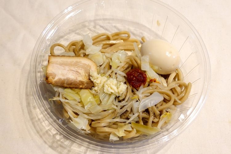 ローソン『麺屋武蔵監修　冷し真剣そば』。ゆで卵はまるごと1個入っている