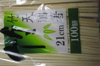 中川氏が普段使用している100膳280円の中国製の竹の箸