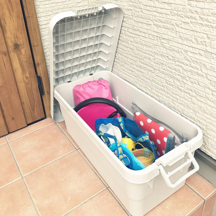 自転車カバーや靴洗い用バケツ、レジャーシート、子供の遊具を“特大”に入れて玄関脇に。（c）pe／1450297、写真提供：RoomClip