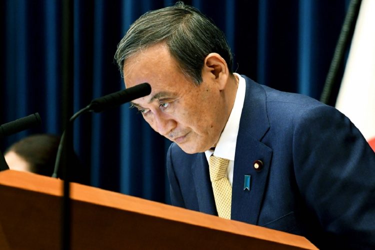 4度目の緊急事態宣言を発表し、記者会見で頭を下げる菅義偉首相（写真／7月8日、時事通信フォト）