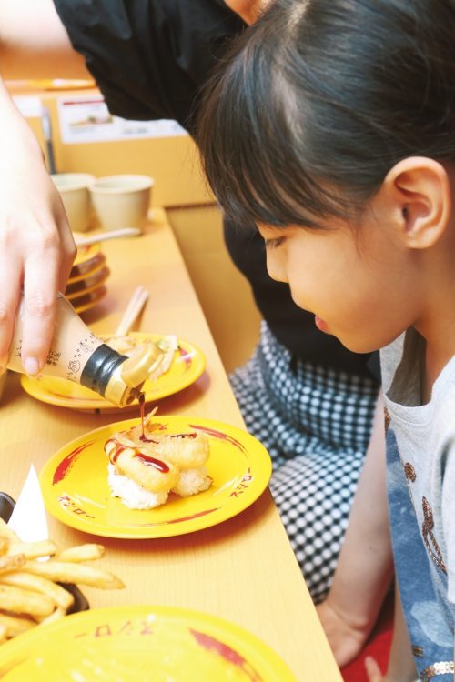 卓上の甘だれも美味（撮影／菅井淳子）