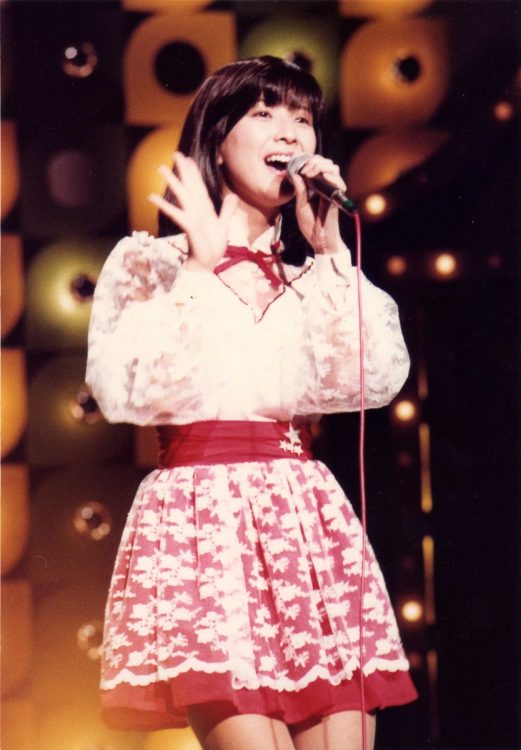 1977年『あこがれ』でアイドル歌手デビュー。「一億人の妹」のキャッチフレーズで、人気急上昇。1978年にはブロマイドの売り上げが第1位となる