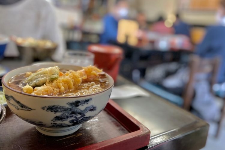 同じそば店にずっと通い続ける安心感（イメージ）