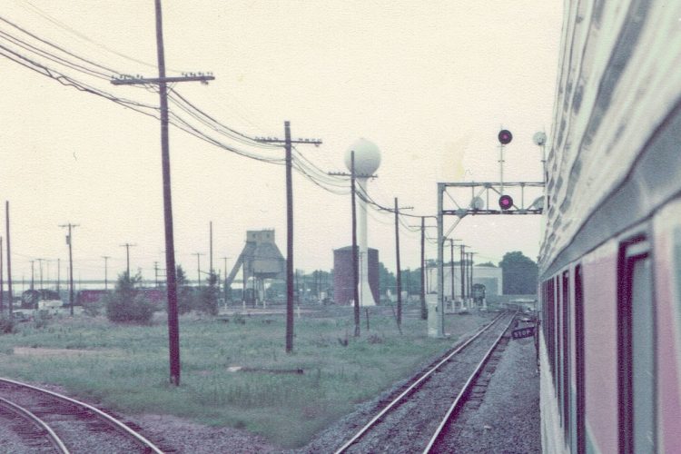 アメリカのカリフォルニア州にあるユニオン・パシフィック鉄道デービス駅の信号機。上下に見える2基の信号機を用いて多彩な信号が示される（筆者撮影）