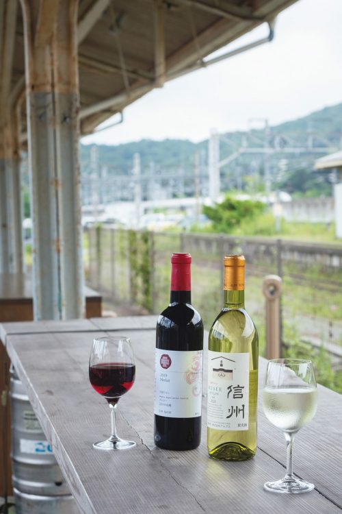 新幹線を眺めながらワインを楽しむ―『Au Depart Un fers』（撮影／佐藤敏和）