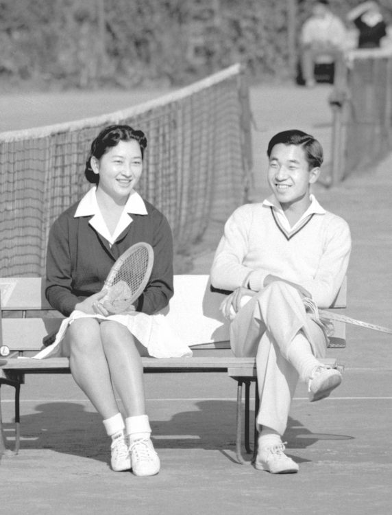 『軽井沢会テニスコート』でおふたりは初めて出会われた（写真／共同通信社）