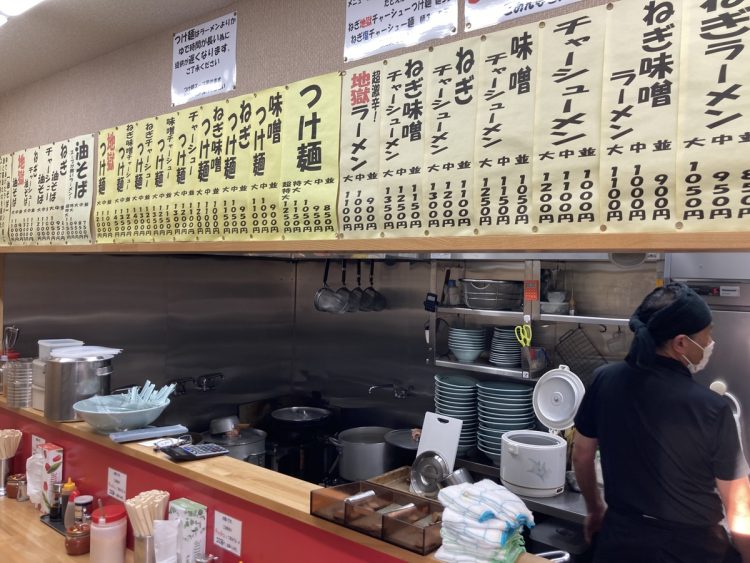 「堀切店」の店内。「地獄ラーメン」と「油そば」が人気