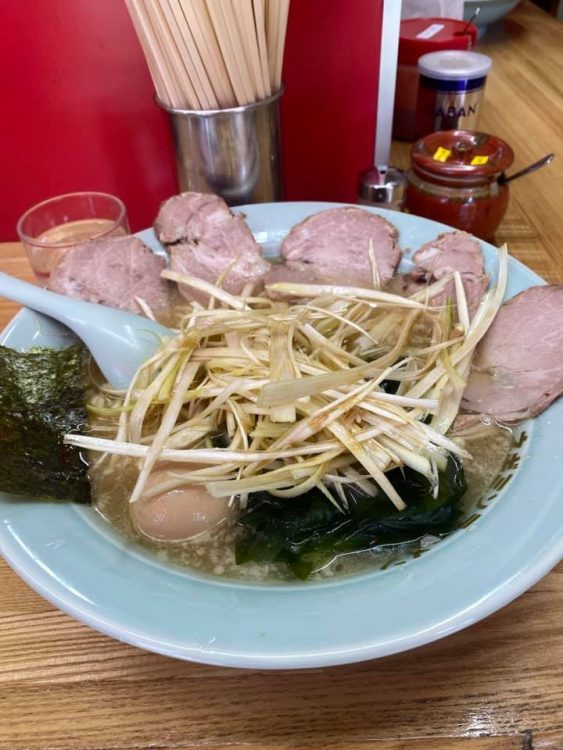 調味料「クマノテ」は欠かせないという（写真は堀切店名物の「ねぎチャーシュー麺」）