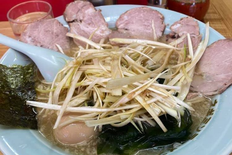 調味料「クマノテ」は欠かせないという（写真は堀切店名物の「ねぎチャーシュー麺」）