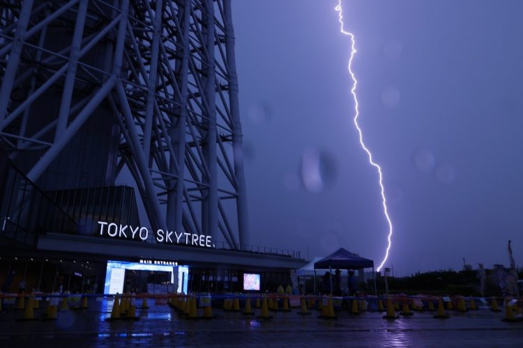 突然の激しい雷雨に見舞われるケースも増えている（写真／2020年、時事通信フォト）