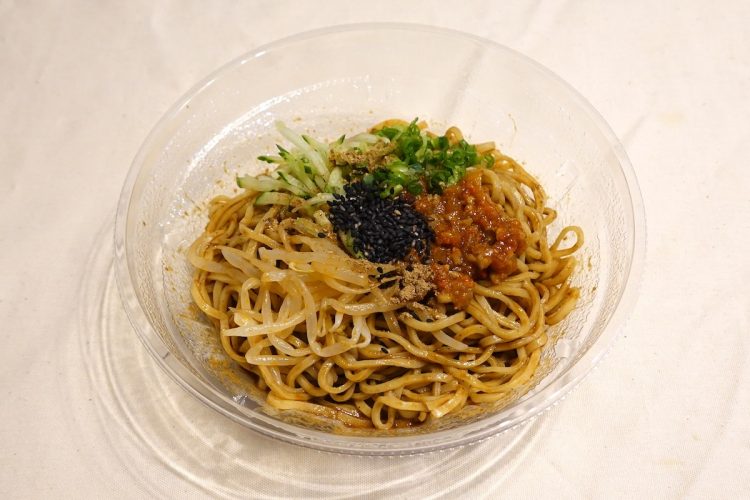 ローソン『裏切りの一杯　山椒香る！冷し黒胡麻担々麺』。スープは少なめで、麺に絡めると姿が見えなくなる