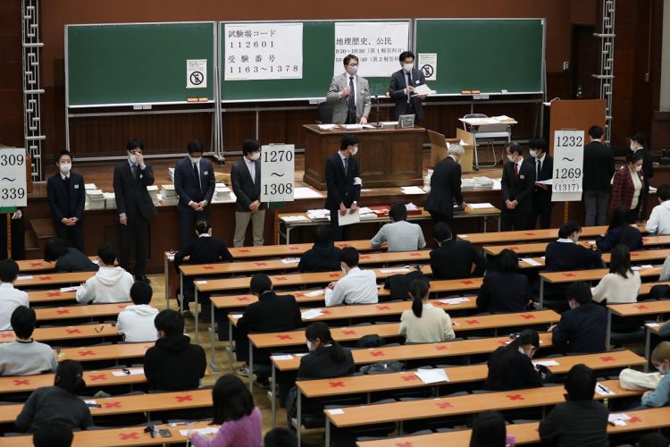 学歴による社会の分断は必然か（今年1月に実施された大学入学共通テストの様子。時事通信フォト）