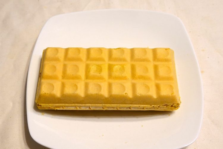 森永製菓『チョコモナカジャンボ』。パリパリとした食感が特徴