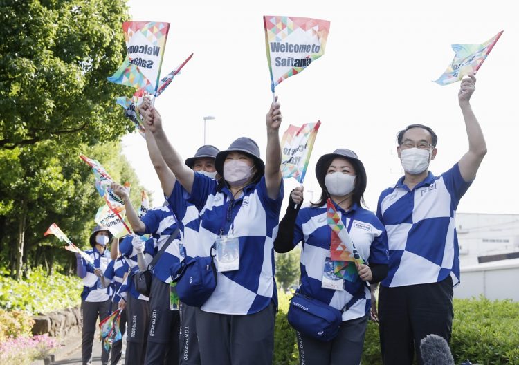 東京五輪のボランティアやスタッフ。右端は大野元裕・埼玉県知事（写真／共同通信社）