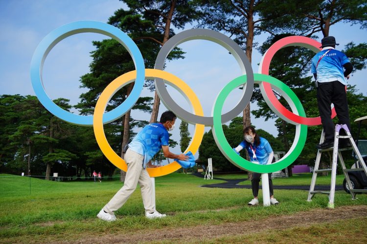 東京五輪ボランティアやスタッフが競技場内外で大活躍（時事通信フォト）