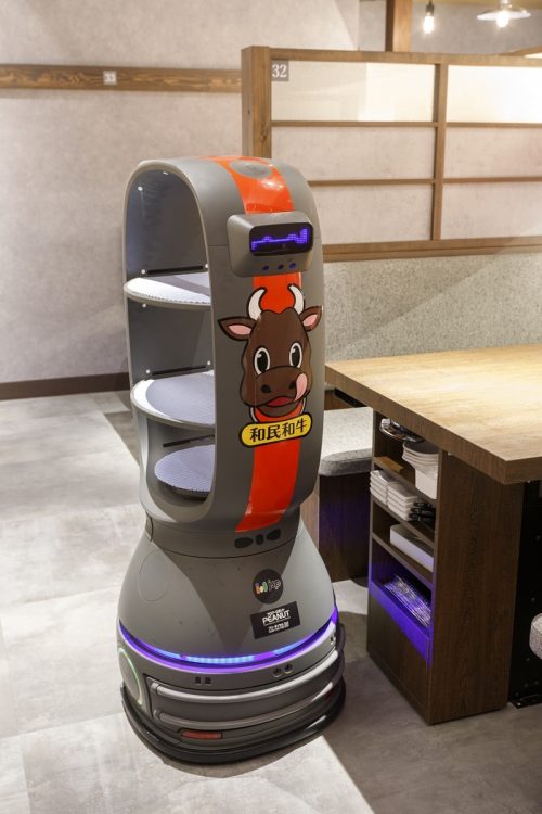 「焼肉の和民」に導入されている配膳ロボット「PEANUT」