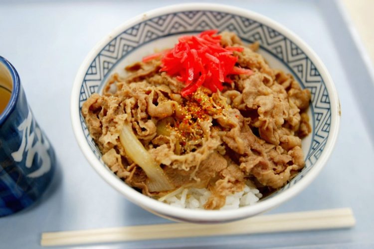 吉野家の牛丼、店で食べてもおいしいが、テイクアウトするとアレンジの楽しみも広がる（Getty Images）