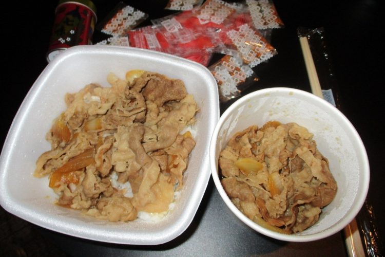 中川氏が注文した「牛丼小盛」と「肉だく（牛小鉢）」。紅ショウガは多めにもらえました