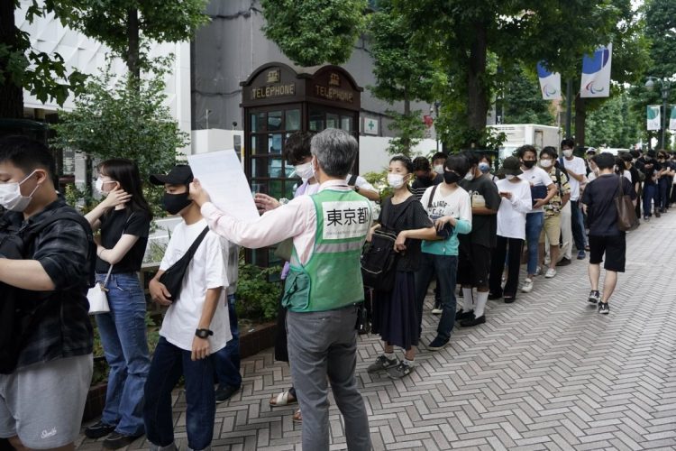 渋谷の若者向けワクチン接種会場の長い行列（8月29日、EPA＝時事）