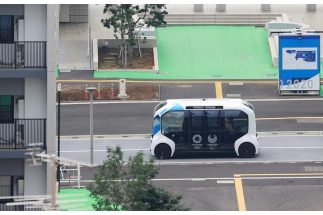 選手村を走るトヨタの自動運転バス「e-パレット」（時事通信フォト）