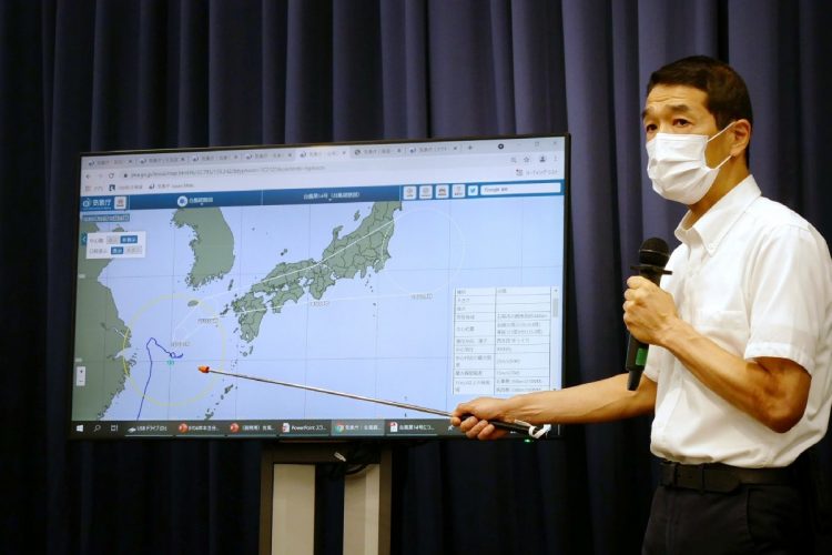 台風の見通しについて説明する気象庁の予報官（時事通信フォト）