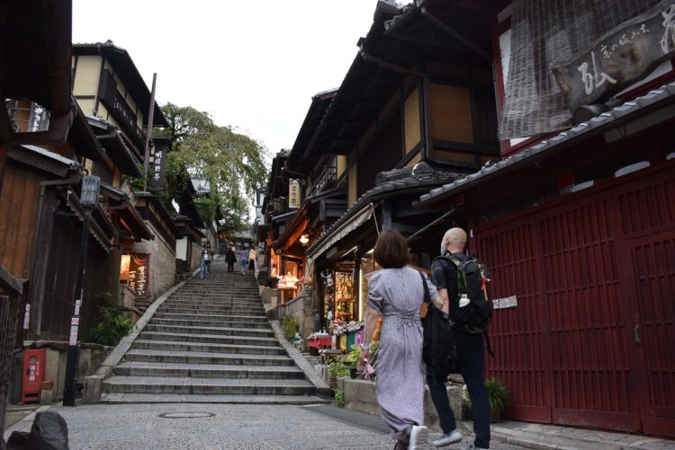 旅行や帰省の状況はどう変わるか（時事通信フォト）