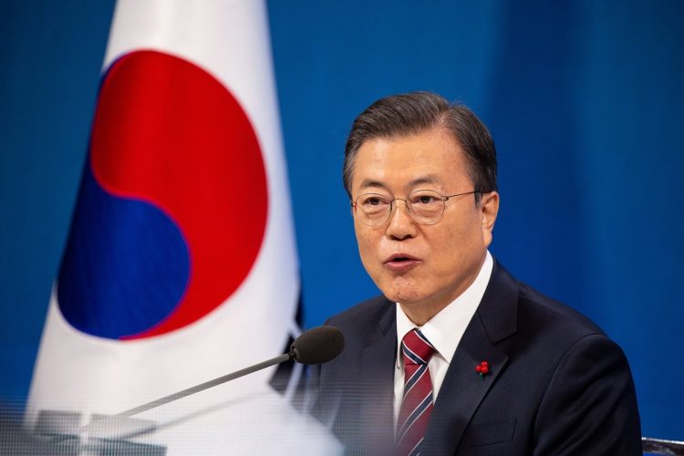 韓国の文在寅・大統領は「強制執行は望ましくない」と語っていたが…（写真／EPA＝時事）