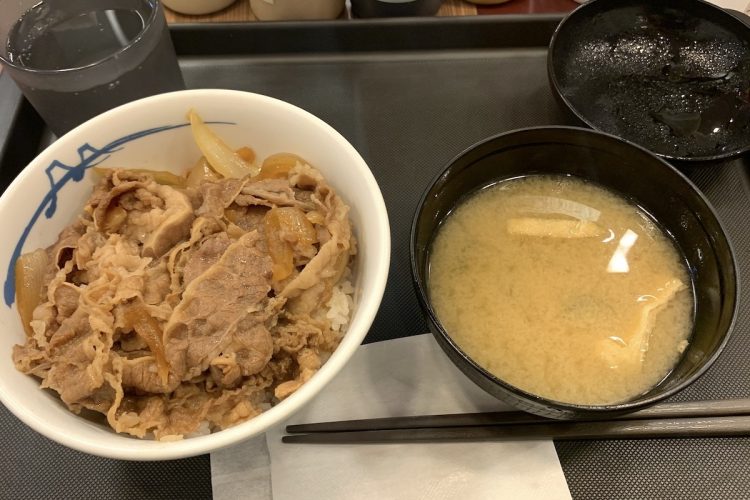 320円から380円となった松屋の『牛めし』。店内飲食であればみそ汁がついてくる