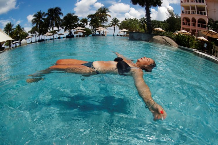 そろそろバカンスを海外で満喫できるようになるか（写真／アフロ）