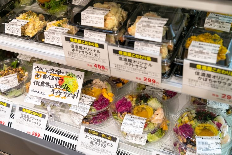 店で販売されている国産食材で作られた「Shinanoya（信濃屋）」のポテトサラダは売り切れ必至（撮影／楠 聖子）