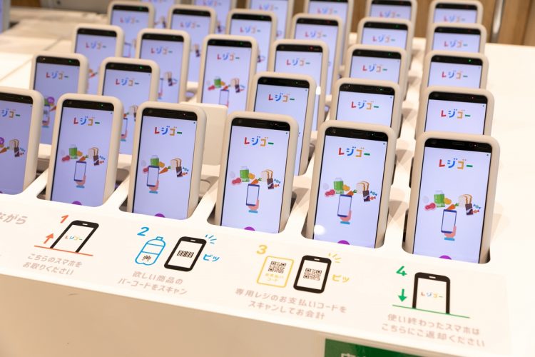 「どこでもレジ レジゴー」は店内に置かれた貸し出し用スマホに購入商品を入力する