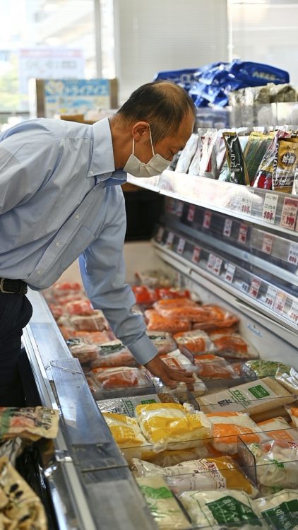 冷凍ケース一列に冷凍野菜がズラリ（撮影／柴田 愛子）