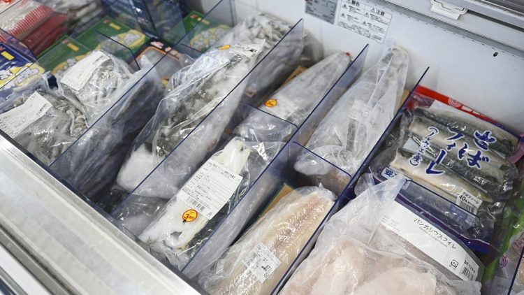 年末にはえび・かき・イクラ・かにが並ぶため、11～12月に通常販売の魚介類のセールが開催される（撮影／柴田 愛子）