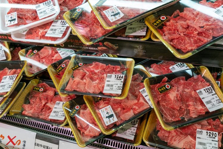 雑然と並べられているように見える牛肉のパックだが、実は価格と肉の色がひと目でわかるよう工夫されている
