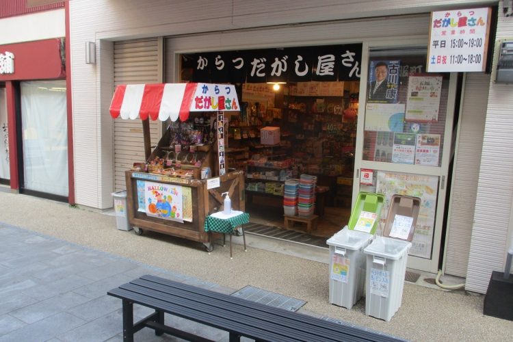 店の前にはベンチとゴミ箱が置かれている