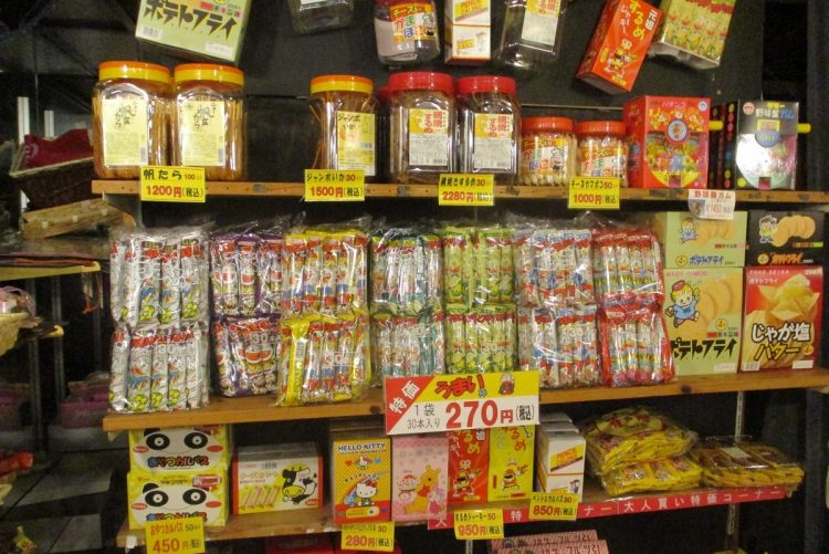 天井まで駄菓子！うまい棒は30本270円