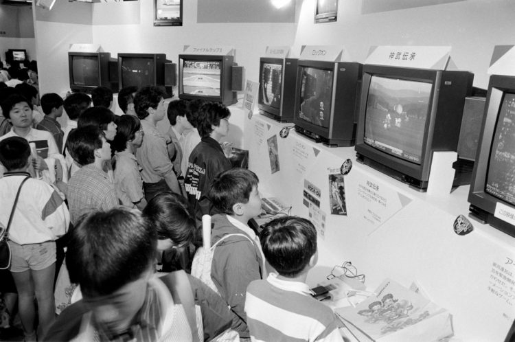 あの頃の情熱はどこへ？（1989年の東京おもちゃショーでテレビゲームコーナーに集まる子どもたち。時事通信フォト）