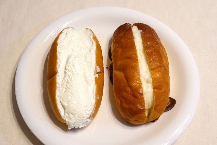 袋から出したローソン『おやつコッペ　リッチミルク』（左）とファミリーマート『たっぷりホイップパン』（右）