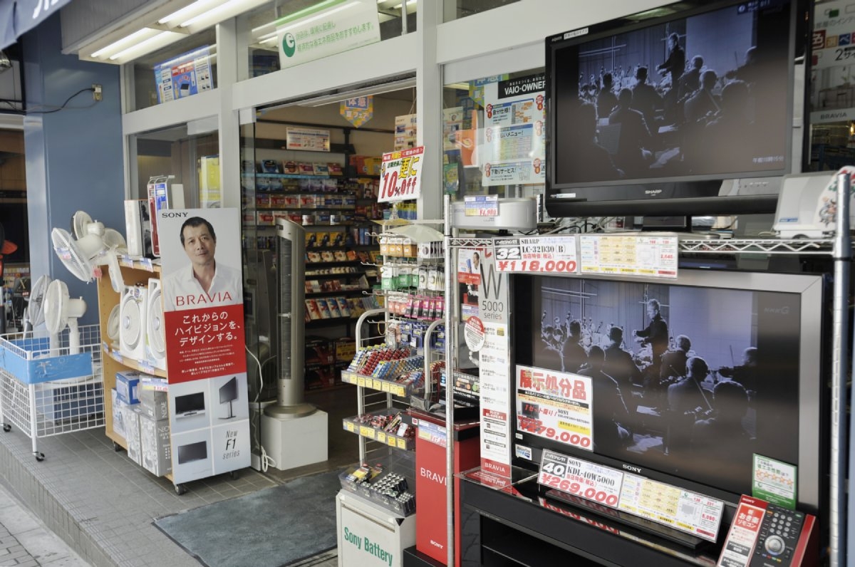 気軽に相談できる「街の電器屋さん」には根強い需要も（時事通信フォト）