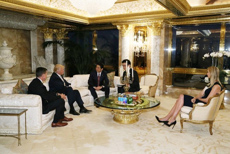 トランプタワーで行われた安倍晋三首相とトランプ大統領の会談（2016年当時）