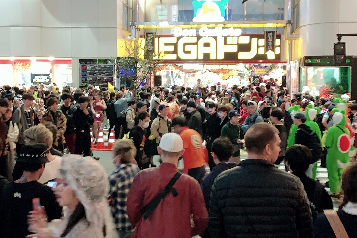 渋谷・道玄坂にある「MEGAドンキ」。仮装グッズを調達する人も多い（2019年）