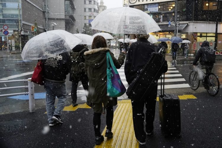 昨冬に続いて今冬も寒くなることが予想されている（写真は2021年1月、降雪時の都内の様子。時事通信フォト）