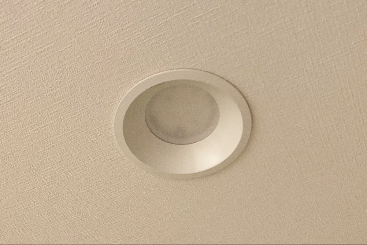 天井埋め込み型で電球が交換できないタイプのLED照明