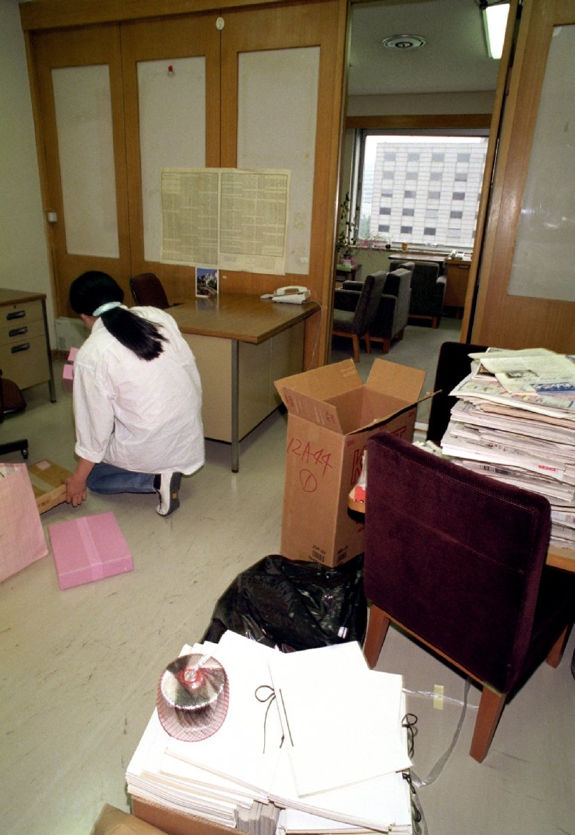 総選挙から一夜明け、引っ越しのため黙々と荷物がまとめられる落選議員の部屋（1993年。時事通信フォト）