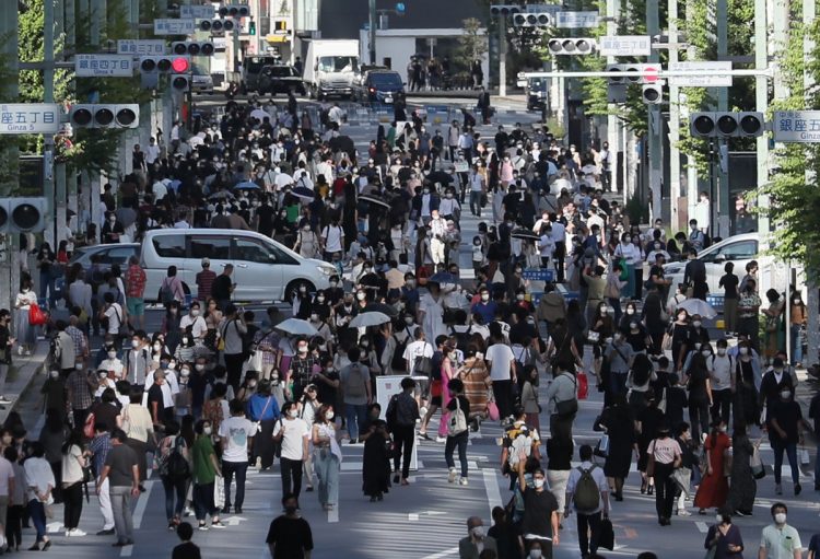 緊急事態宣言も明け、街も活気を帯びてきた（銀座の歩行者天国。時事通信フォト）