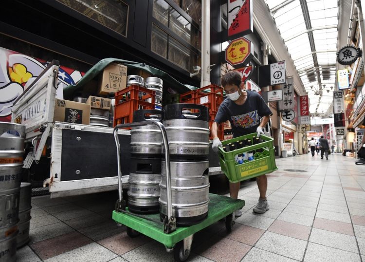 酒類提供解禁でビール類の消費が急増している（写真／共同通信社）