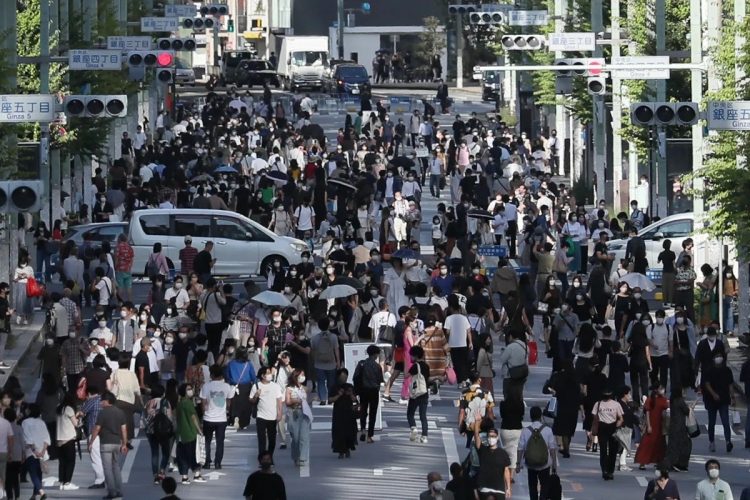 緊急事態宣言も明け、街も活気を帯びてきた（銀座の歩行者天国。時事通信フォト）