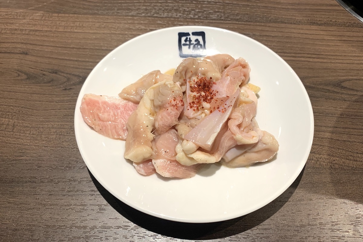 牛角の『飲み放題付き焼肉定食』の「白MIX」は、ハラミ付きやげん、ピートロ、牛ホルモンの盛り合わせ